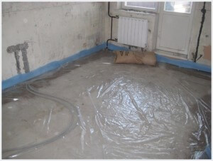 Уложена под стяжку полиэтилена и проклейка демпферной ленты