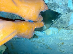 Самый простой способ удаления краски - с помощью шпателя.