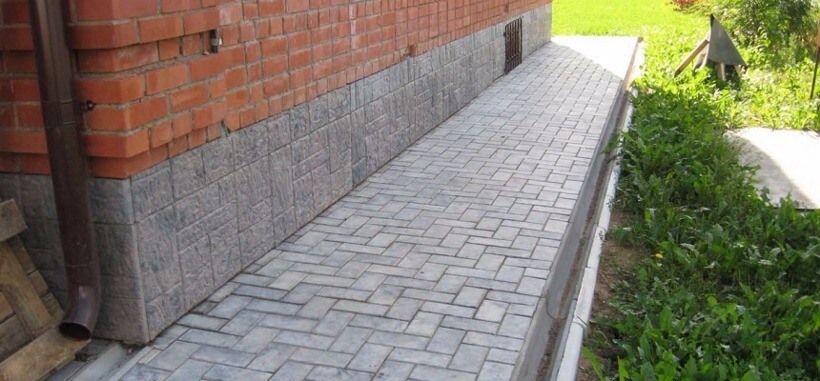 Укладка тротуарной плитки на бетонную отмостку