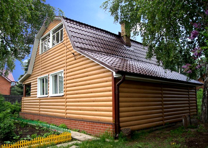 Сайдинг - менее дорогостоящий, по сравнению с натуральной древесиной, материал сайдинг под бревно