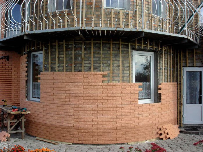 Приступать к выполнению отделочных работ можно только через определенный срок, эта норма необходима для того чтоб усадка дома уже прошла облицовка дома панелями под дерево