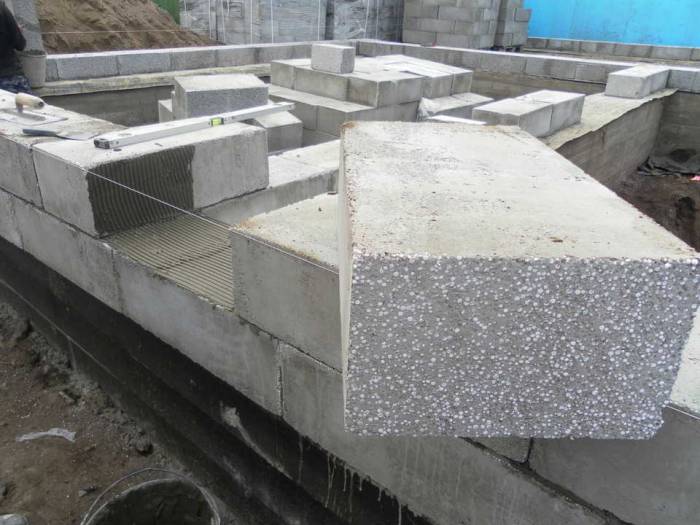 Производители постоянно совершенствуют строительные материалы, применяя новые технологии их изготовления и включая в состав полимерные добавки полистиролбетонные блоки