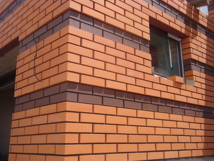 Особых технологических трудностей выкладки нет: все кирпичи кладутся лицевой стороной наружу, чтобы облицовка смотрелась эстетично укладка декоративного кирпича своими руками