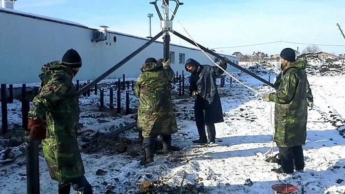 Однако существует ряд причин, по которым закручивание винтовых свай зимой проводить целесообразнее, чем летом винтовые сваи зимой
