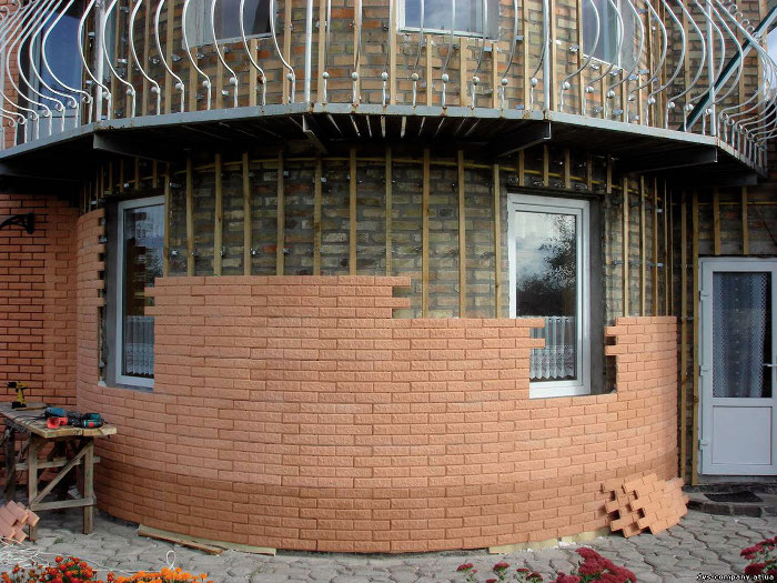 Облицовочные работы для загородного дома часто проводят с применением каменных материалов чем обшить дом