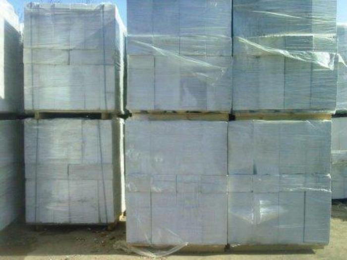 Транспортировка продукции допускается с защитной упаковкой, которая минимизирует риски повреждения материала во время перевозки блоки из ячеистых бетонов стеновые 3 категории